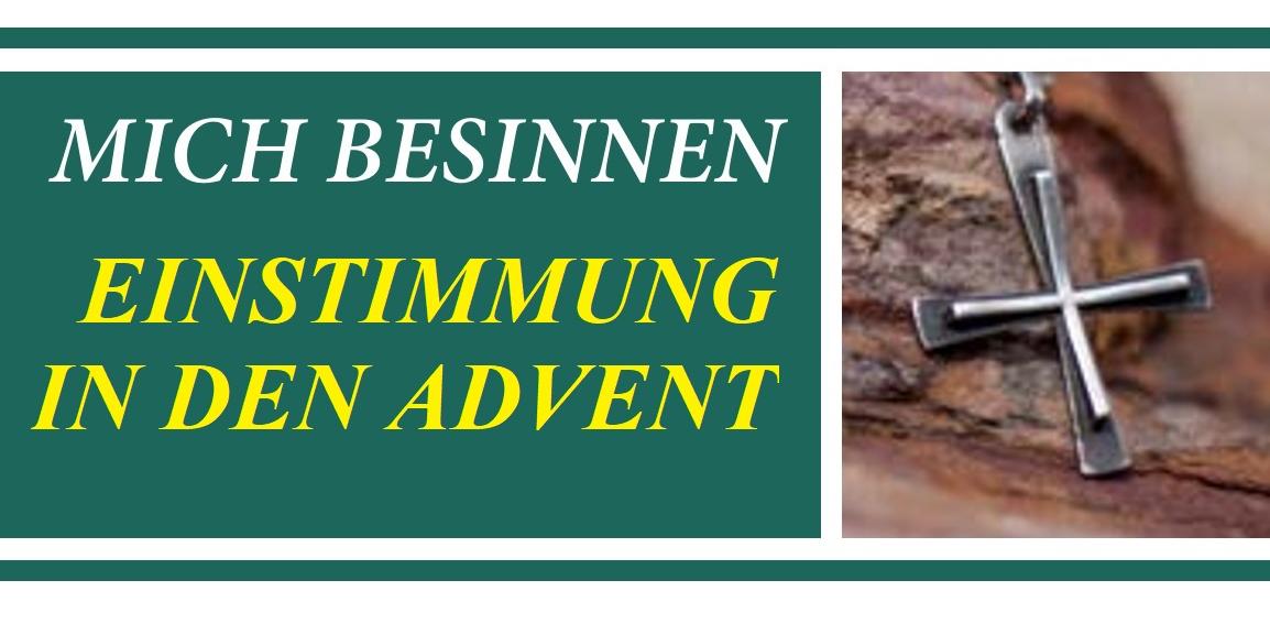 Ein kleines Halskreuz liegt auf einer Baumrinde.