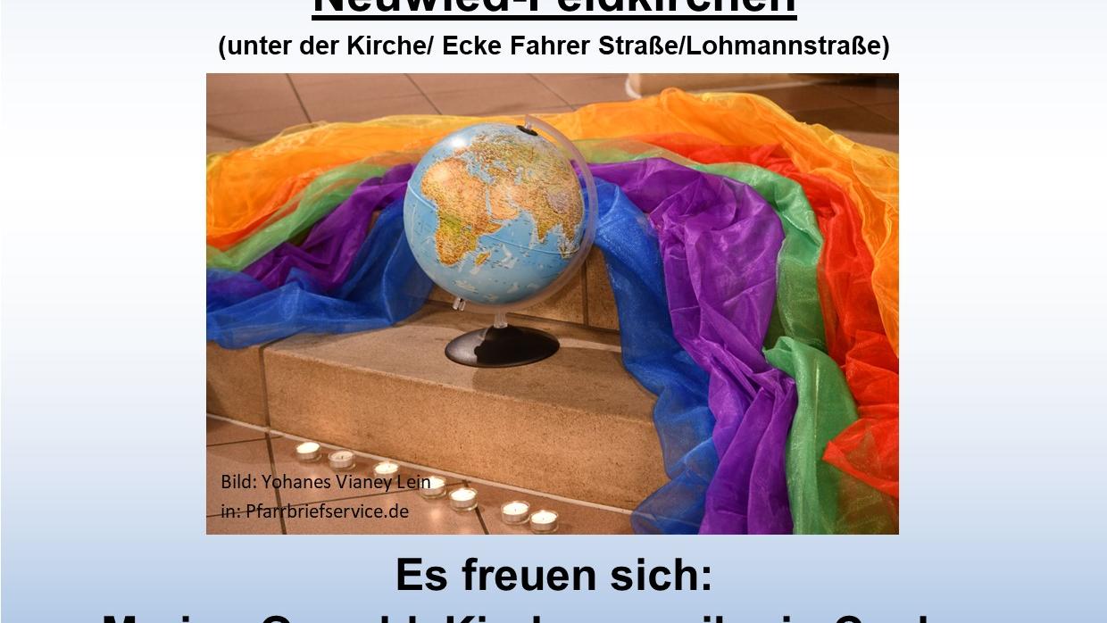 Das Plakat zeigt u. a. das Foto eines Globus, ums den Tücher in Regenbogenfarben gelegt sind.