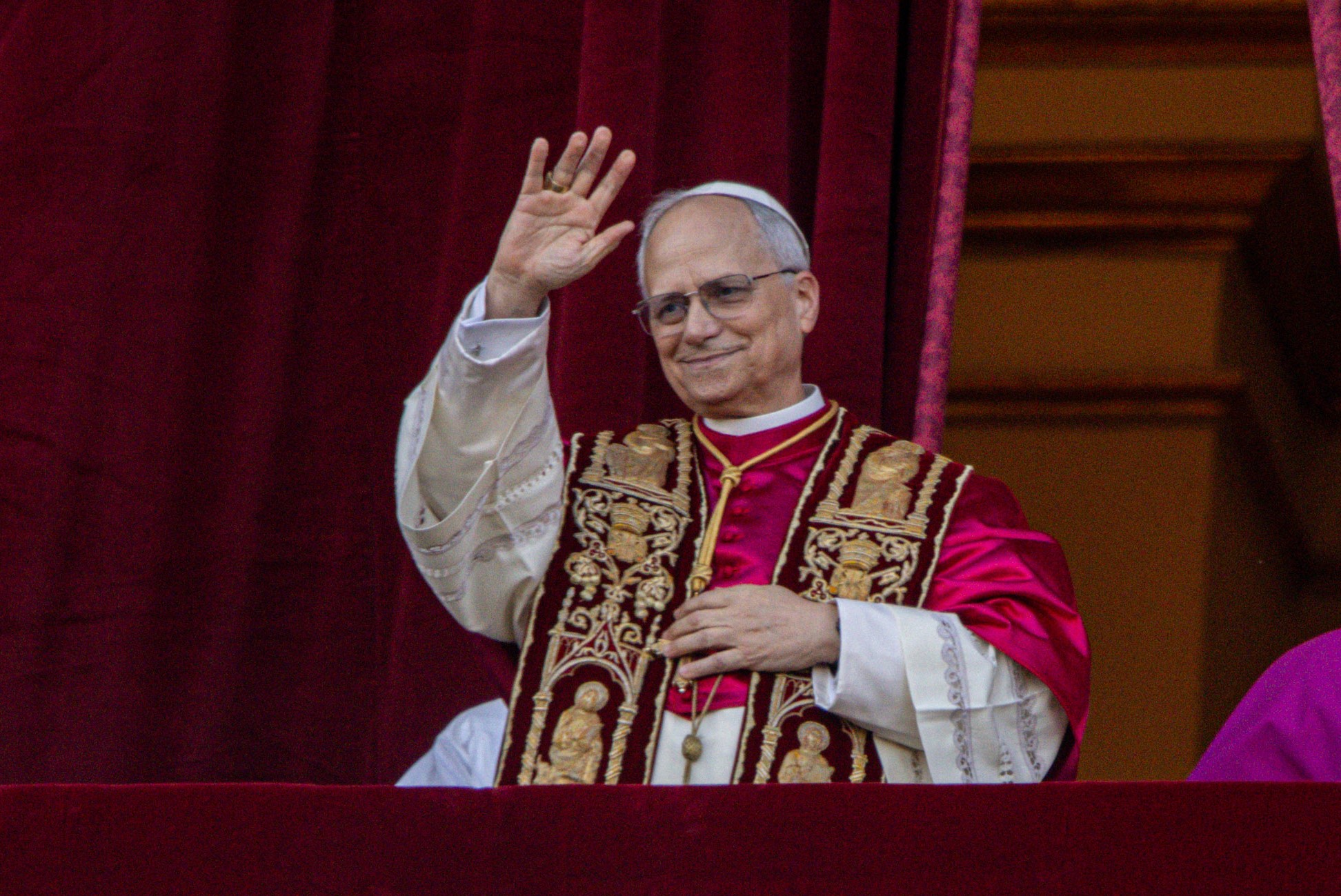Papst Leo XIV. grüßt vom Balkon des Petersdomes