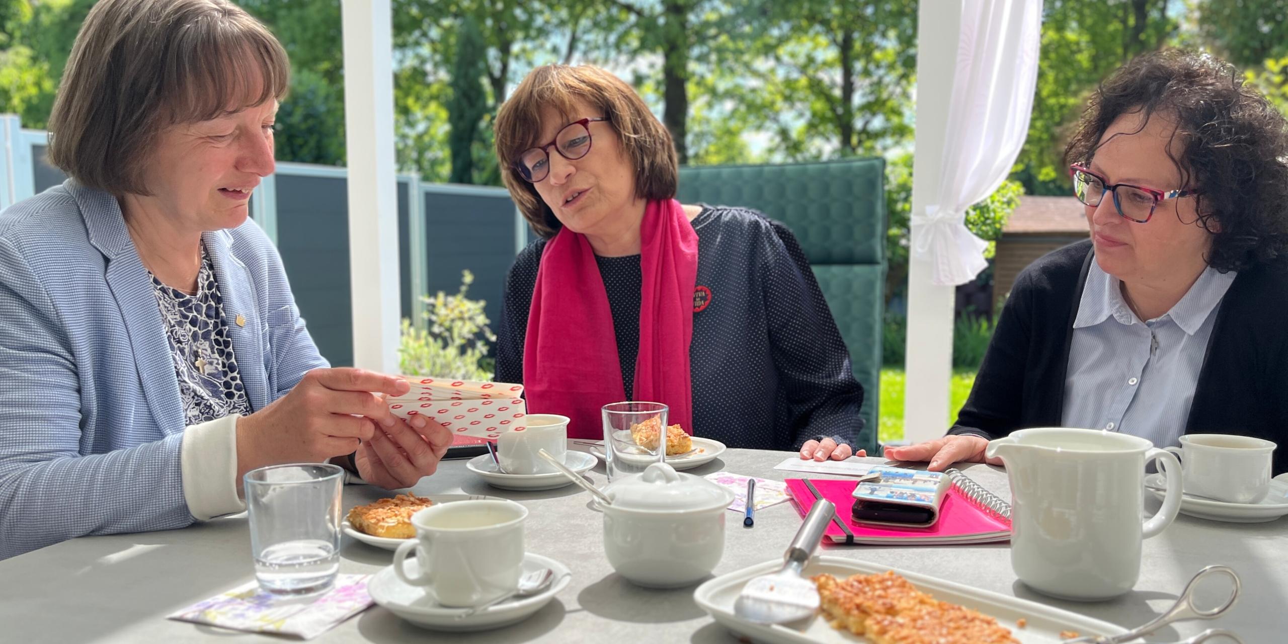 An einer gedeckten Kaffeetafel unterhalten sich die Verantwortlichen. (c) Julia Fröder An einer gedeckten Kaffeetafel unterhalten sich die Verantwortlichen.