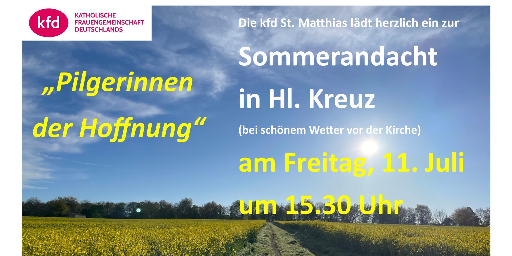 Ein grasbewachsener Feldweg führt durch Rapsfelder auf einen baumbestandenen Horizont zu, unter blauem Himmel mit leichten Schleierwolken.