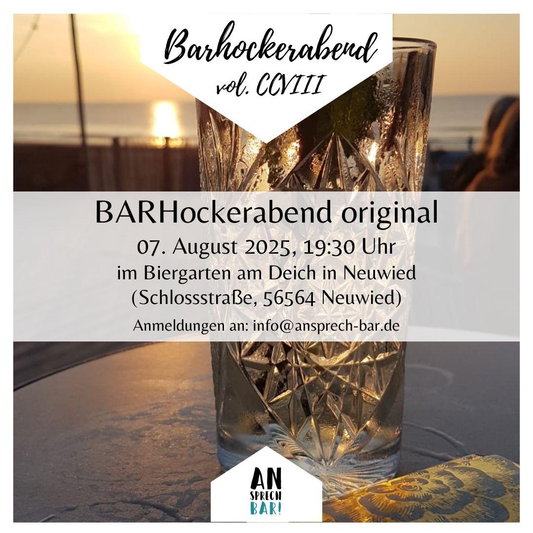 Im Vordergrund steht ein Kristallglas, in dem sich das Licht der Abendsonne am Meer bricht.
