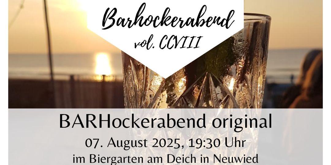 Im Vordergrund steht ein Kristallglas, in dem sich das Licht der Abendsonne am Meer bricht.