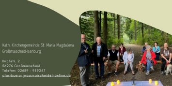 Plakat zum Waldgottesdienst in Pastell-Grüntönen, u.a. mit einem Bild, das Gottesdienstfeiernde Menschen im Wald zeigt.