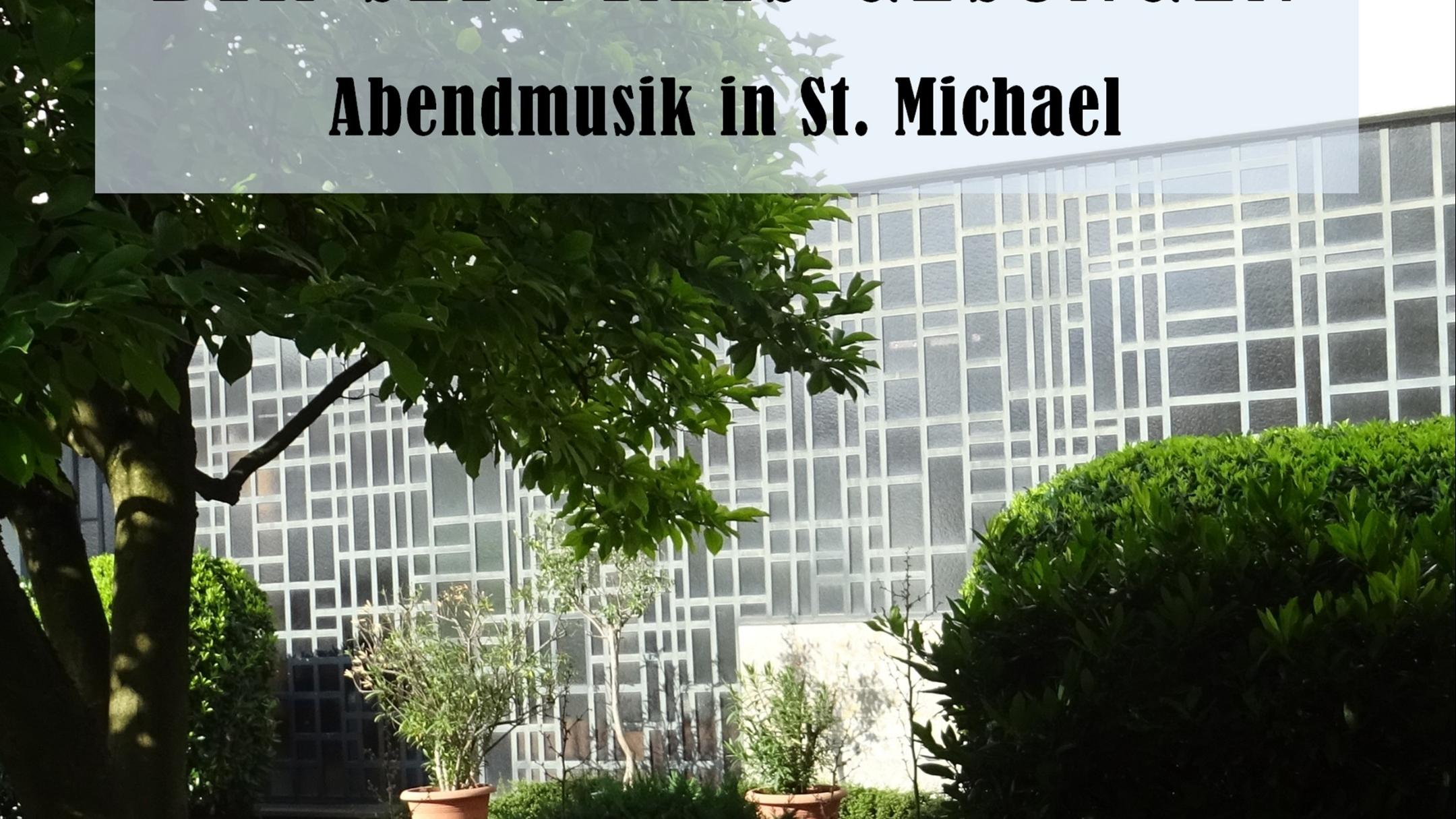 Im Hintergrund des Informationsplakates ist die Kirche St. Michael in Feldkirchen zu sehen.