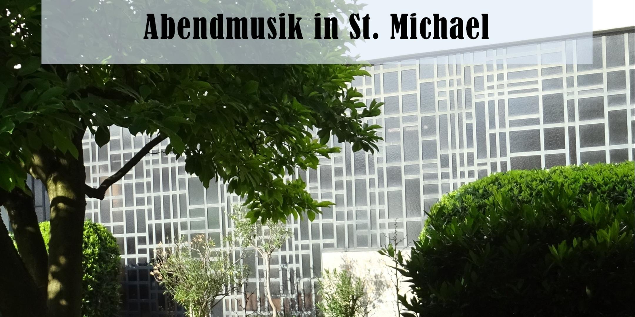 Im Hintergrund des Informationsplakates ist die Kirche St. Michael in Feldkirchen zu sehen.