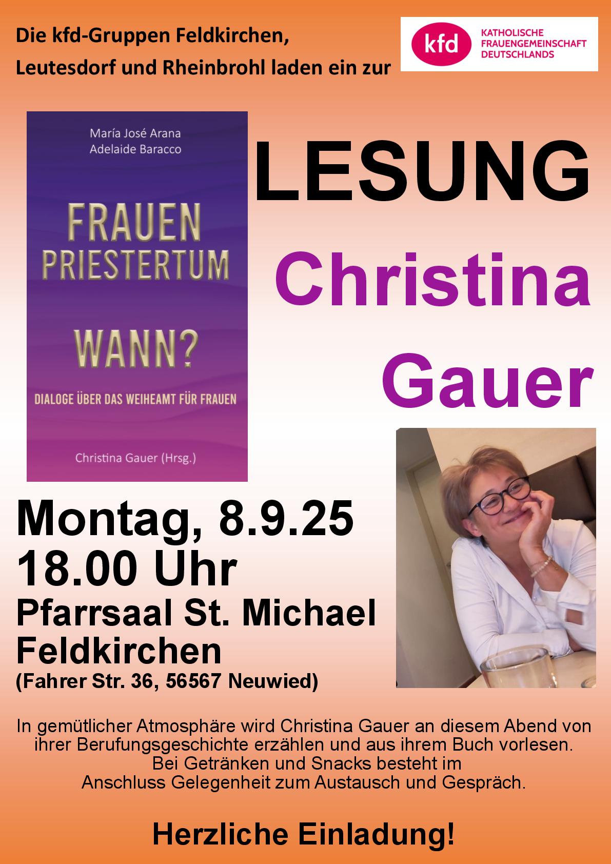 Das Plakat in orangem Farbverlauf zeigt neben den Informationen auch ein Bild des Buchcovers und ein Bild der Autorin, die schmunzelnd das Kinn auf ihre linke Hand aufstützt.