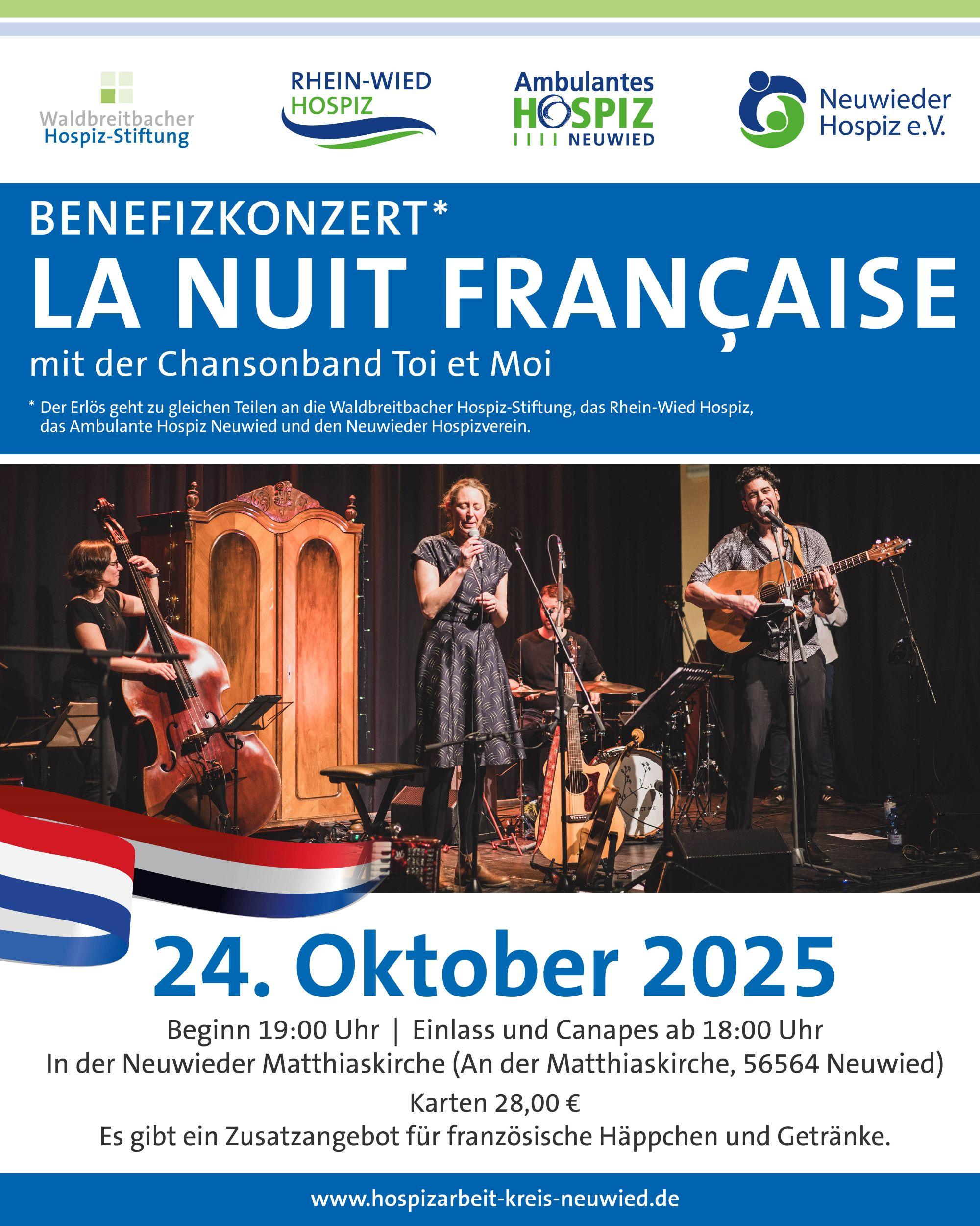 Auf dem Plakat, in den französischen Landesfarben rot, weiß und blau ist u. a. die Chansonband zu sehen: Eine Frau am Kontrabass, eine Sängerin, ein Schlagzeuger und ein Akustik-Gitarrist.