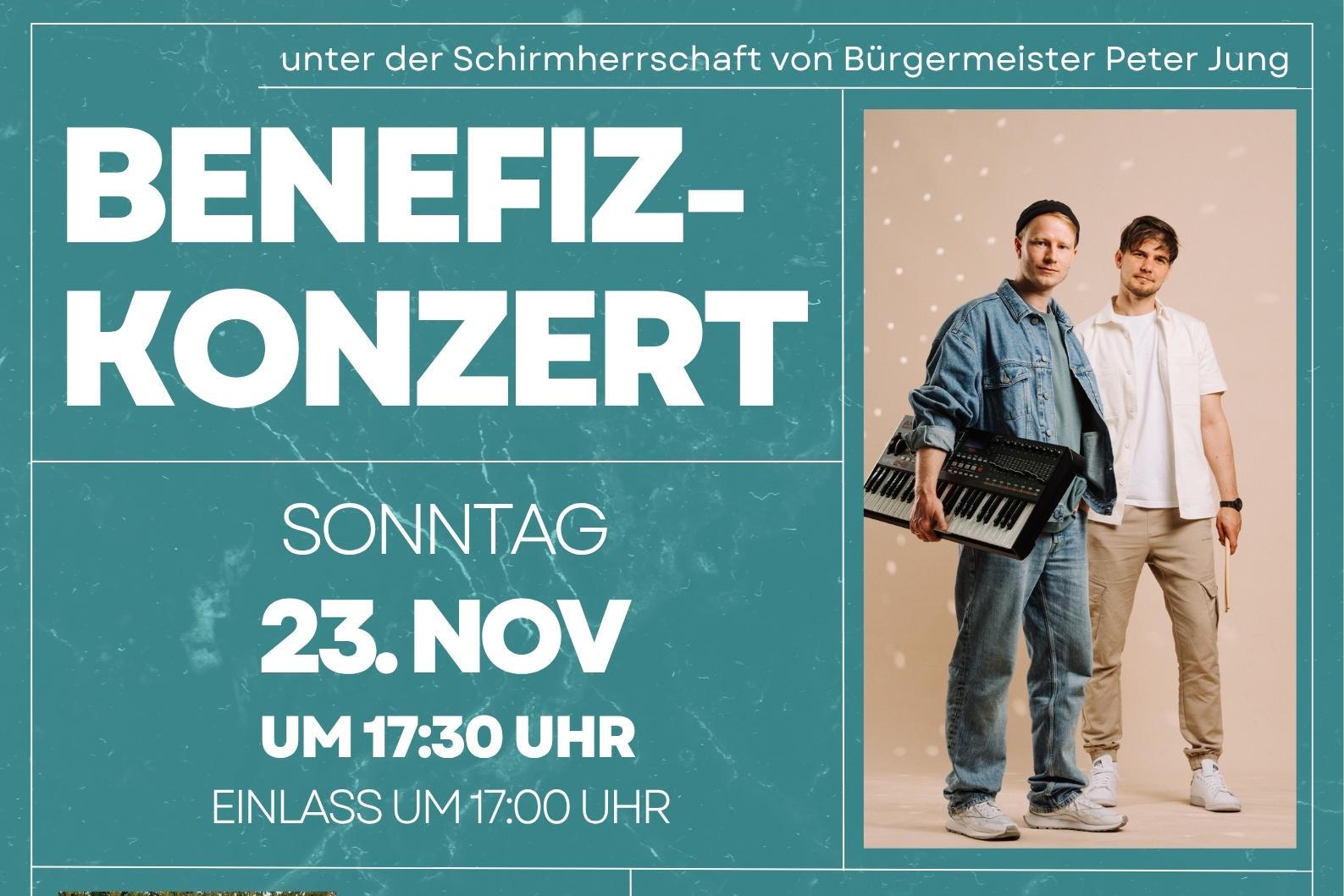 Auf einem mintgrün-weiß-marmorierten Hintergrund sind neben den schriftlichen Informationen ein Bild von Björn Amadeus und seines Drummers Kai, sowie ein Bild von Julian und seinem Hund Tala zu sehen.