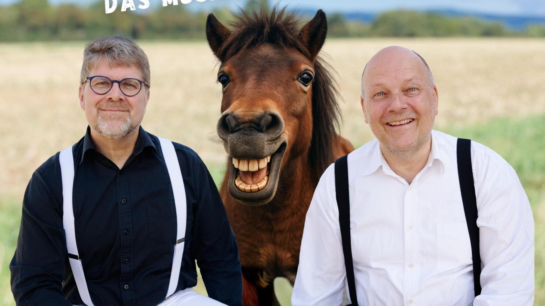 Das Plakatfoto zeigt das Duo Camillo in schwarz-weißer Kleidung, sitzend. Dazwischen schaut ein Pony mit geöffnetem Maul ins Bild.