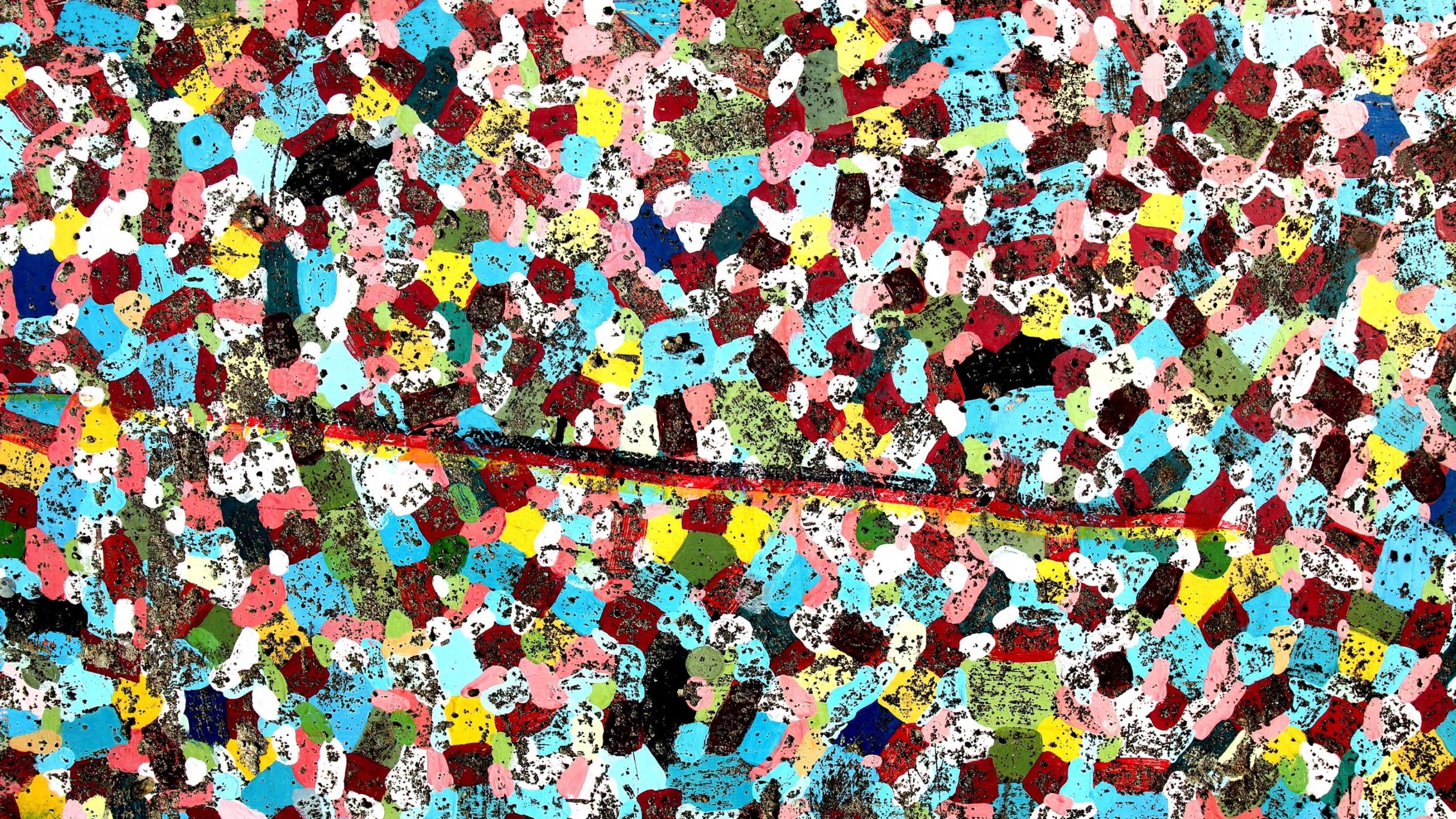 Das Bild von Peter Weidemann zeigt Flecken in immer wiederkehrenden bunten Farben. Quer hindurch zieht sich eine Linie in den Farben schwarz-rot-gold. Das Bild ist mit Erdpartikeln belegt.