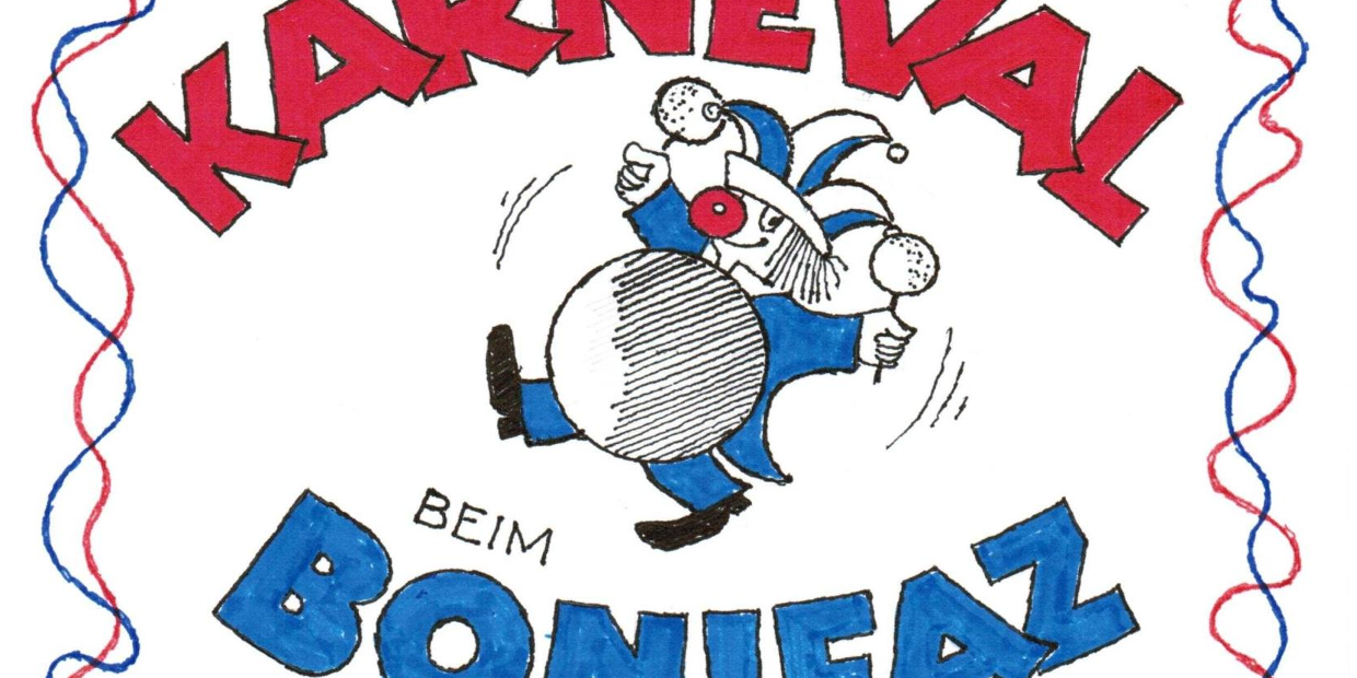 Das Plakat in blau-roten Farben auf weißem Untergrund zeigt neben gezeichneten Luftschlangen einen Clown, der auf die dicke Trommel haut.