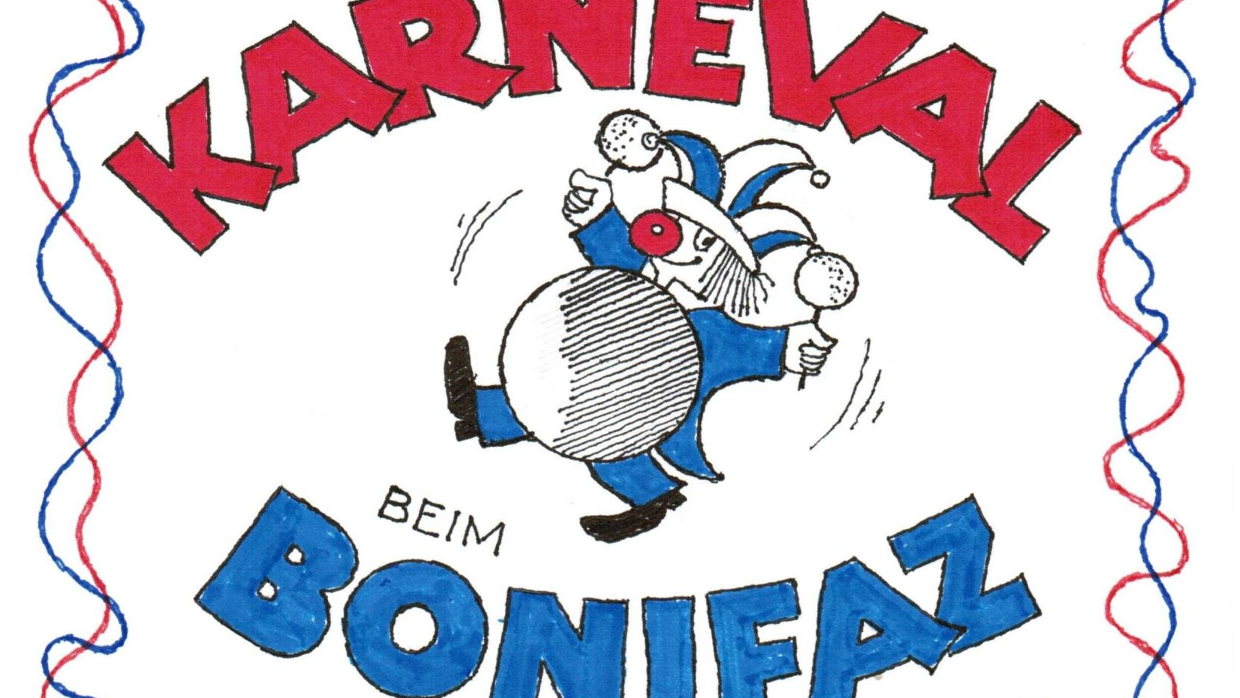 Das Plakat in blau-roten Farben auf weißem Untergrund zeigt neben gezeichneten Luftschlangen einen Clown, der auf die dicke Trommel haut.