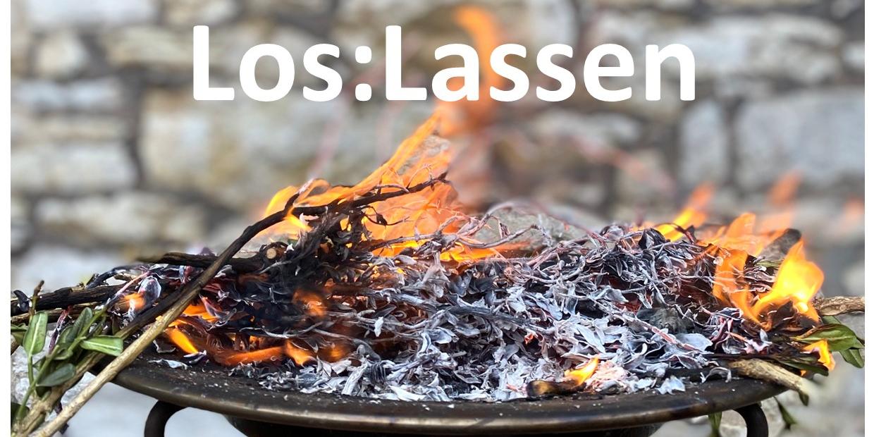 Palmzweige vom letzten Jahr verbrennen in einer Schale.