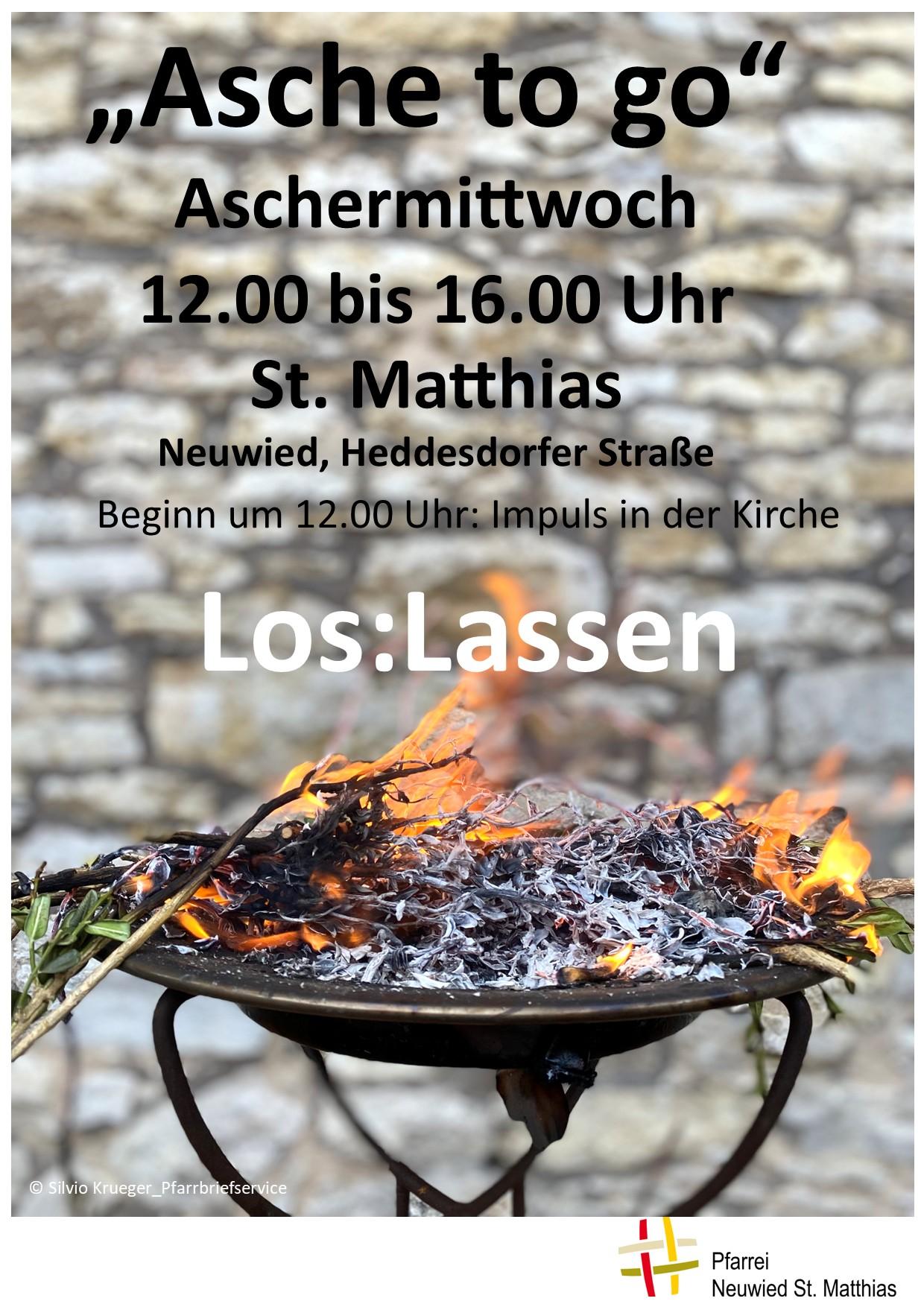 Palmzweige vom letzten Jahr verbrennen in einer Schale.