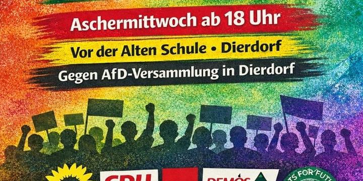 Ein Plakat in Regenbogenfarben, das auch die Schatten einer demonstrierenden Menge zeigt, lädt zur Mahnwache ein.
