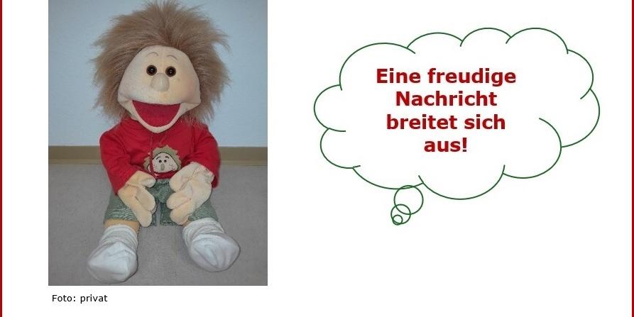 Eine Handpuppe mit wilden blonden Haaren, einem roten Pullover und grün-weiß-gestreifter Hose ist neben allen Informationen auf dem Plakat zu sehen.
