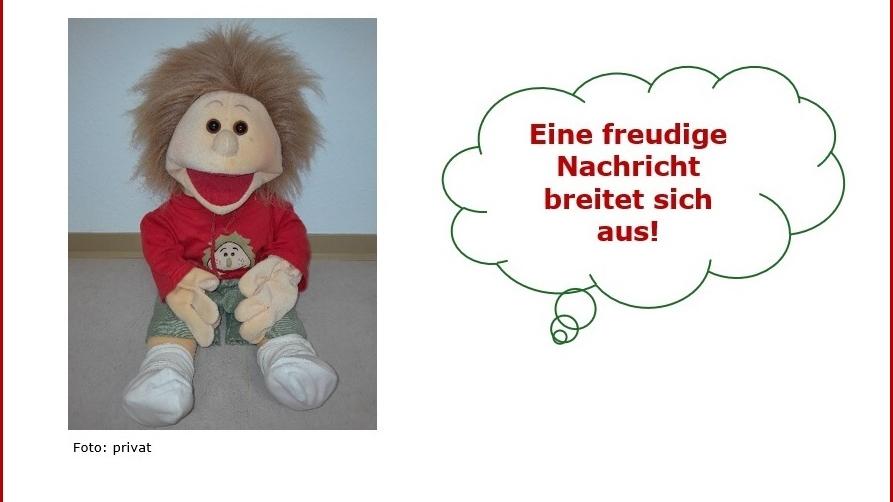Eine Handpuppe mit wilden blonden Haaren, einem roten Pullover und grün-weiß-gestreifter Hose ist neben allen Informationen auf dem Plakat zu sehen.