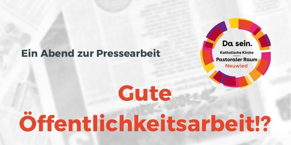 Das Plakat zeigt die Infos zur Fortbildung, das Logo des Pastoralen Raumes Neuwied. Im Hintergrund lassen sich Zeitungen erahnen.