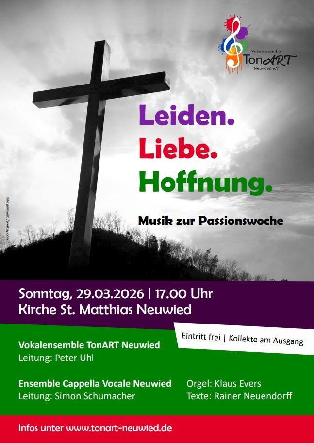 Das Schwarz-weiß-Foto, das ein Kreuz auf einem Hügel vor durch Sonnenstrahlen durchbrochenen Wolken zeigt, wird ergänzt durch Infos zur Veranstaltung auf violetten, grünen und roten Feldern.