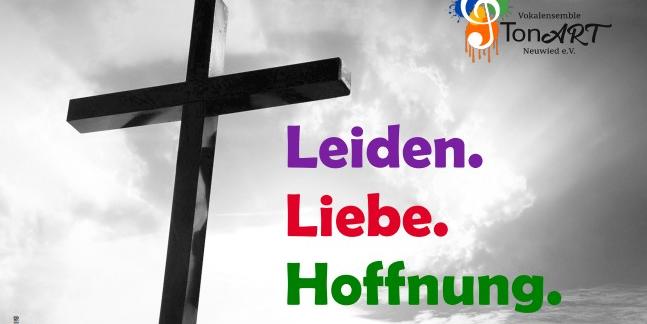 Das Schwarz-weiß-Foto, das ein Kreuz auf einem Hügel vor durch Sonnenstrahlen durchbrochenen Wolken zeigt, wird ergänzt durch Infos zur Veranstaltung auf violetten, grünen und roten Feldern.