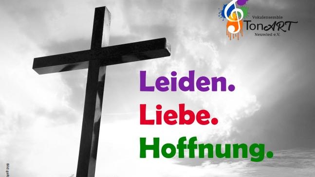 Das Schwarz-weiß-Foto, das ein Kreuz auf einem Hügel vor durch Sonnenstrahlen durchbrochenen Wolken zeigt, wird ergänzt durch Infos zur Veranstaltung auf violetten, grünen und roten Feldern.