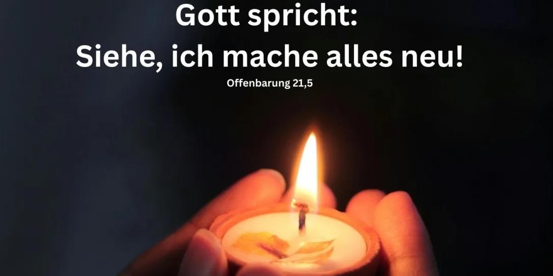 Das Plakat zeigt neben den Informationen zwei Hände, die im Dunkeln ein brennendes Teelicht zeigen.