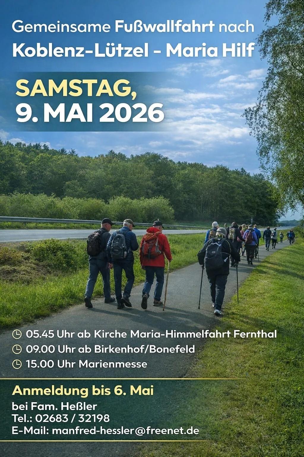 Das Plakat zeigt neben den Informationen eine große Pilgergruppe, die auf einem asphaltierten Weg entlang einer Straße geht.