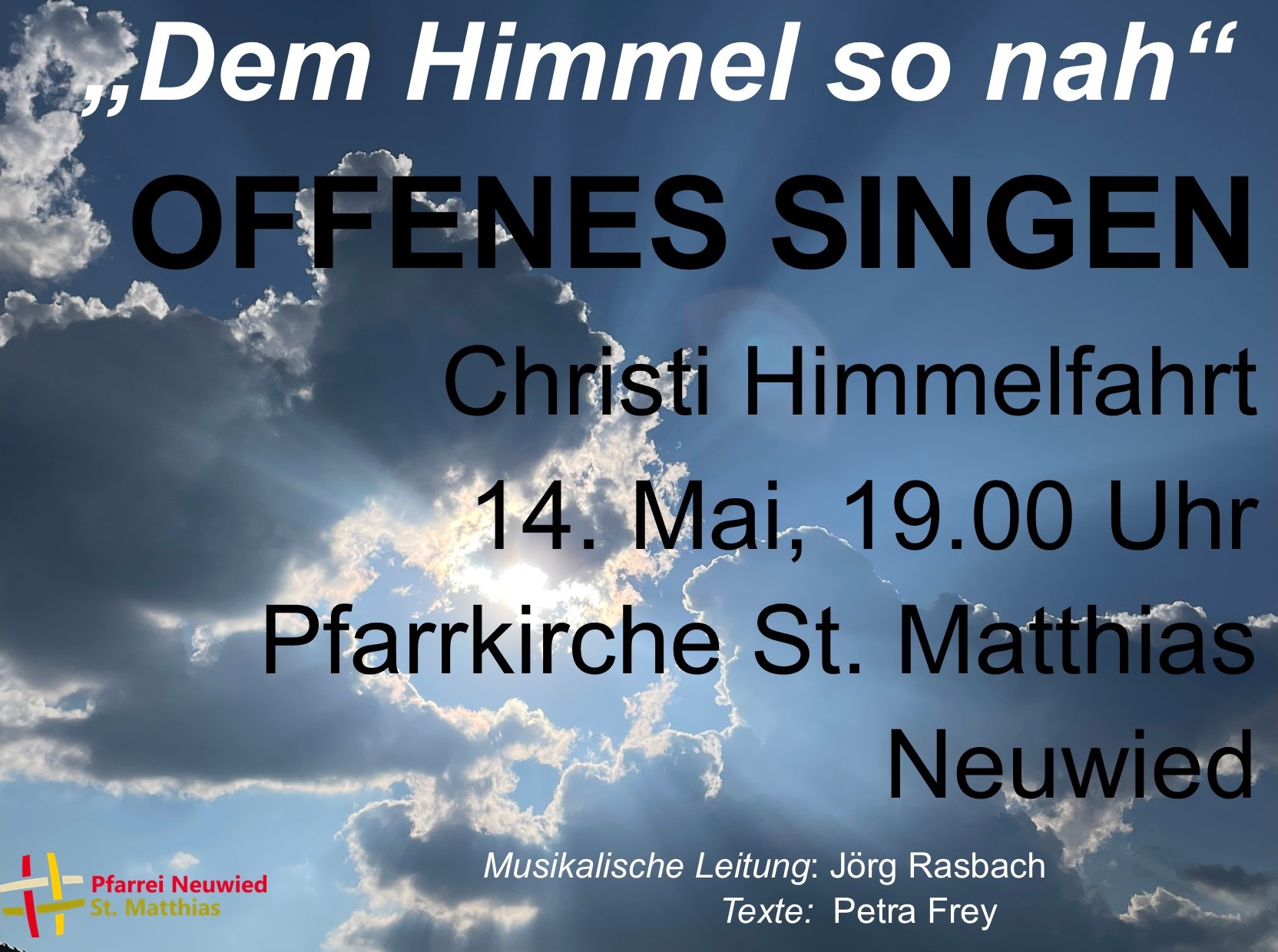 Den Hintergrund des Plakates bildet ein Himmelsfoto, auf dem die Sonne die Wolken von hinten anstrahlt.