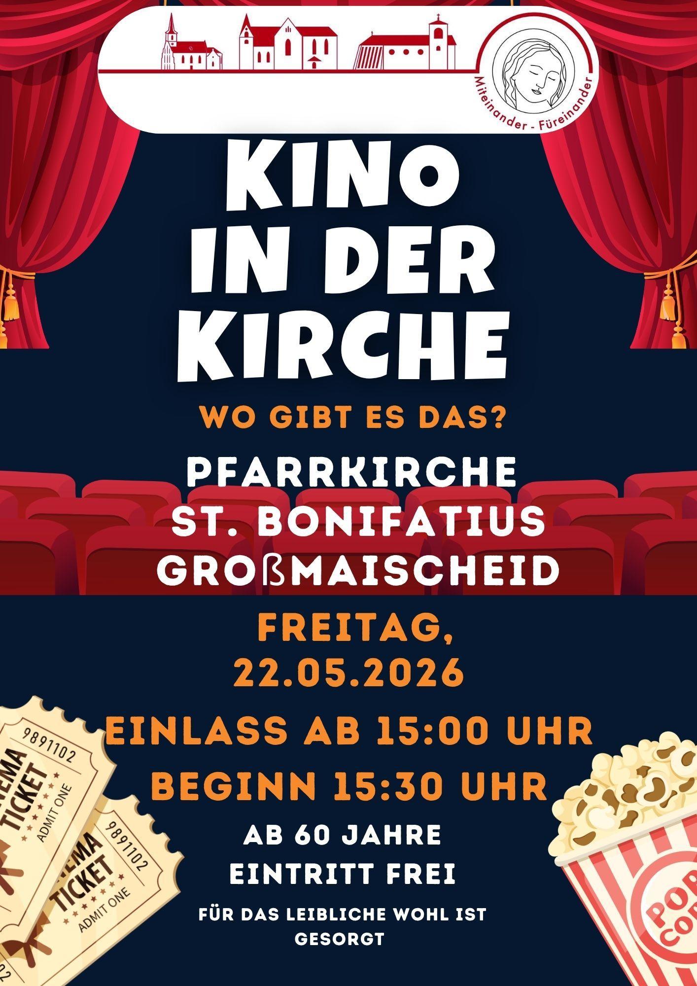 Das Plakat zeigt im Hintergrund auf dunkelblauen Untergrund einen roten Theatervorhang, drei Sitzreihen mit roten Sesseln, sowie zwei Tickets und eine Popcorn-Tüte.