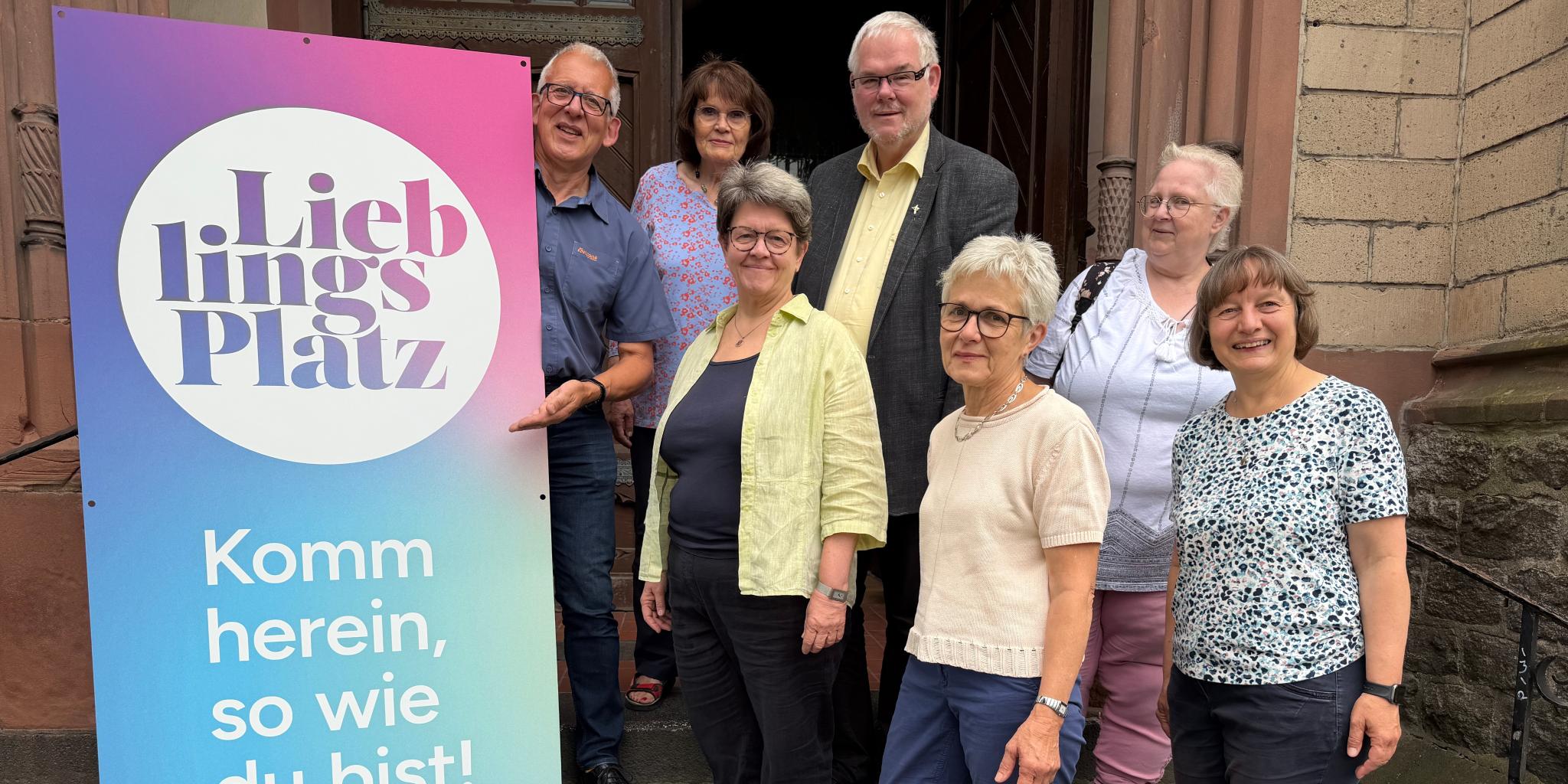 Das Team des Projektes 'LieblingsPlatz' steht auf den Stufen zum Eingang der Pfarrkirche. (c) Pfarrei Neuwied St. Matthias Das Team des Projektes 'LieblingsPlatz' steht auf den Stufen zum Eingang der Pfarrkirche.