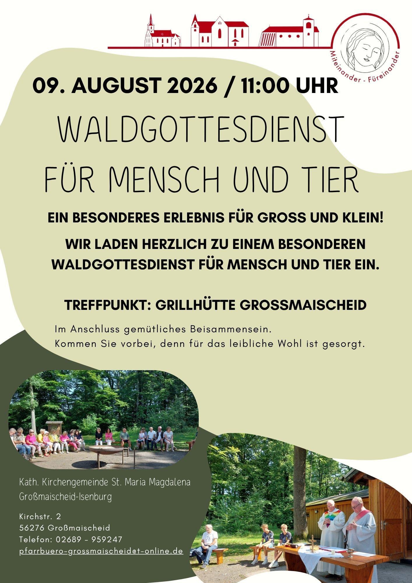 Das Plakat zeigt neben den Informationen zum Waldgottesdienst auf grünem Hintergrund zwei Bilder: Menschen sitzen im Wald auf Bänken im Kreis, Priester und Diakon zelebrieren hinter einem schlichten Altartisch im Wald.