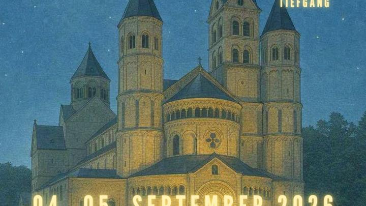 Das Plakat zeigt auf dunkelblauem Hintergrund die Zeichnung der Abtei Maria Laach bei Vollmond. Vier junge Menschen mit Rucksäcken auf dem Rücken sind auf dem Weg zum Eingang.