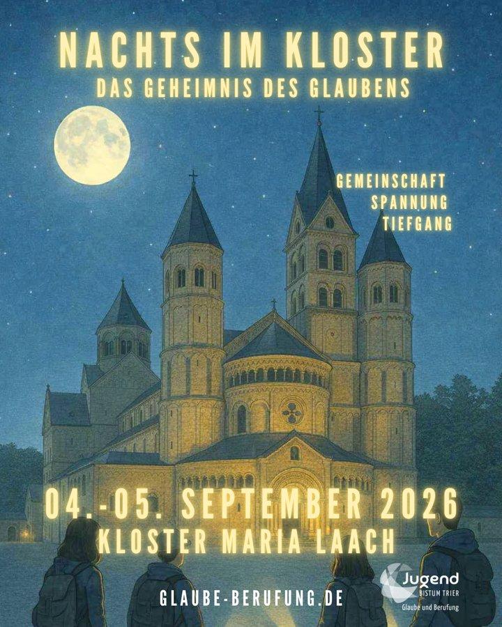 Das Plakat zeigt auf dunkelblauem Hintergrund die Zeichnung der Abtei Maria Laach bei Vollmond. Vier junge Menschen mit Rucksäcken auf dem Rücken sind auf dem Weg zum Eingang.