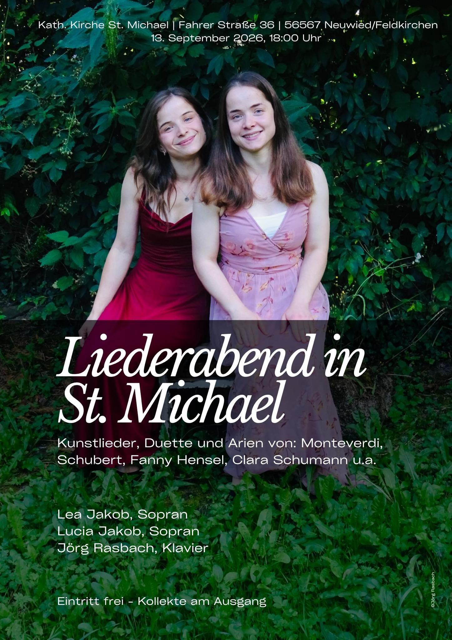 Das Plakat zeigt die beiden Schwestern, zwei jungen Damen mit schulterlangen braunen Haaren, die in langen Kleidern im Grünen sitzend in die Kamera lächeln.
