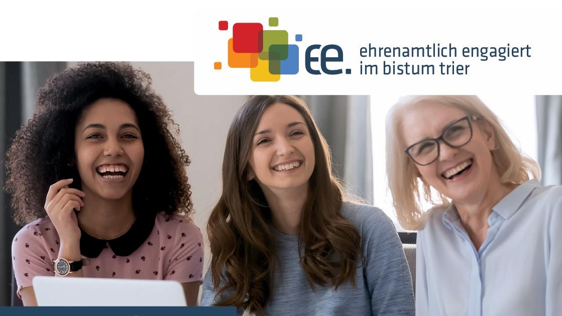 Drei Frauen verschiedenen Alters lachen in die Kamera.