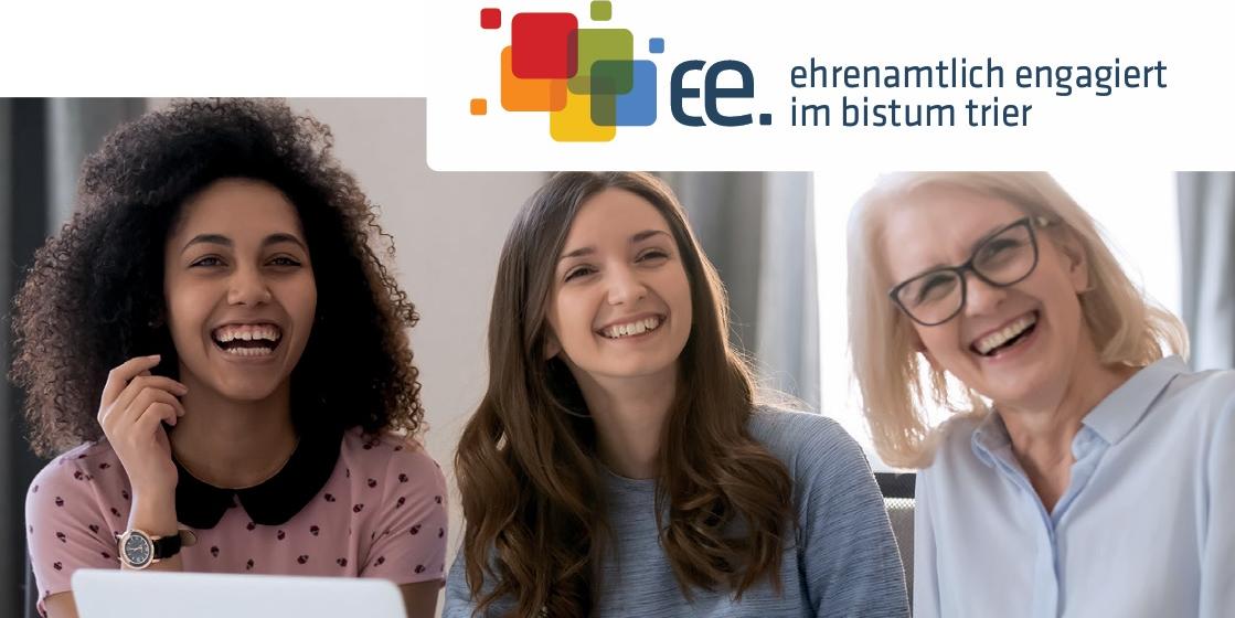 Drei Frauen verschiedenen Alters lachen in die Kamera.