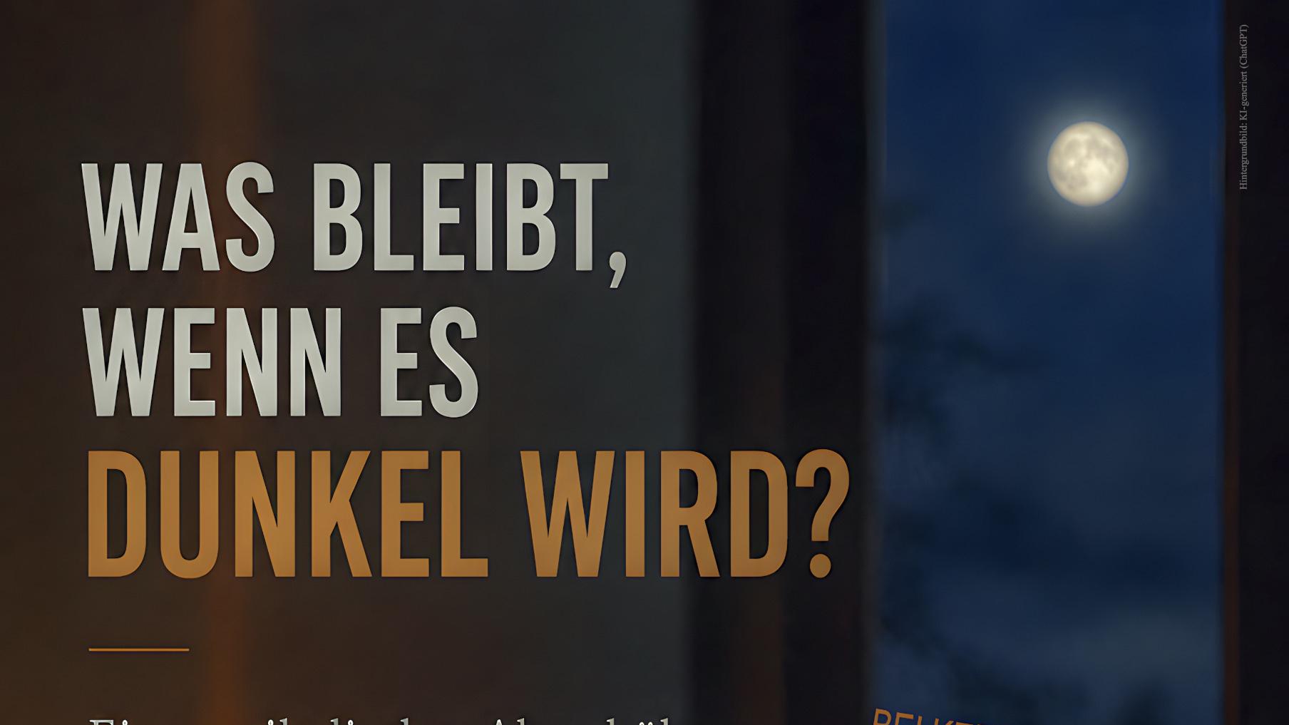 Das Hintergrundbild des Plakates zeigt eine brennende kleine Stumpenkerze im Glas, die vor einem Fenster steht, das den Blick auf den Vollmond freigibt.