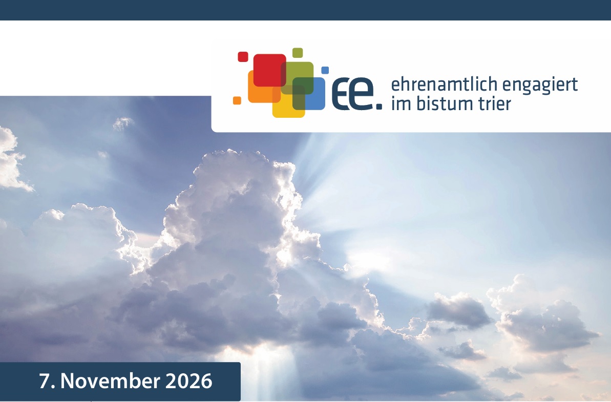 Blick in den Himmel: Die Sonnenstrahlen brechen hinter eine Wolke hervor.