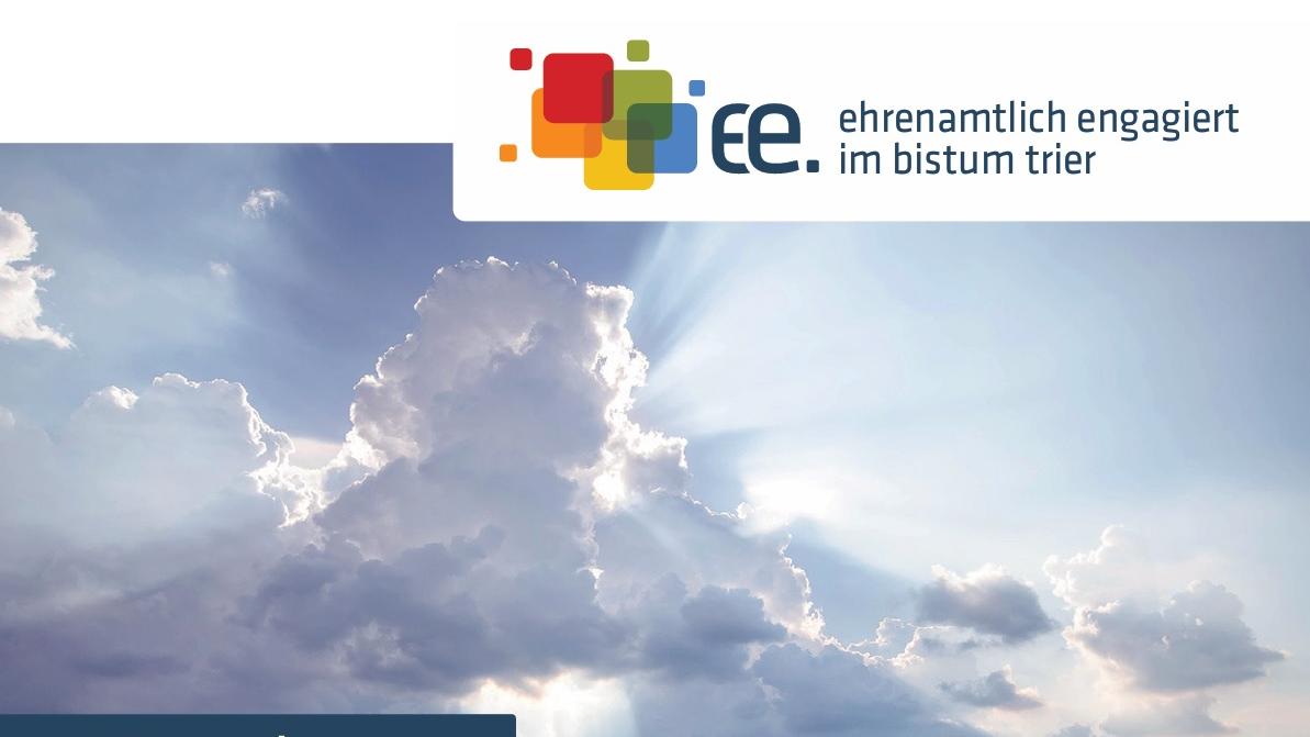 Blick in den Himmel: Die Sonnenstrahlen brechen hinter eine Wolke hervor.