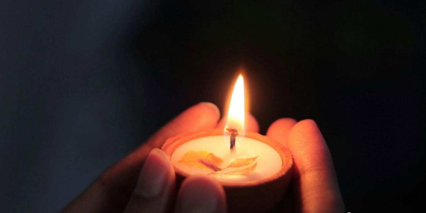 Abendlob mit Gesängen aus Taizé in Neustadt/Wied: 12. November 2026 Das Plakat zeigt neben den Informationen zur Veranstaltungen das Bild eines brennenden Teelichtes, dass von den Fingern zweier Hände gehalten wird.