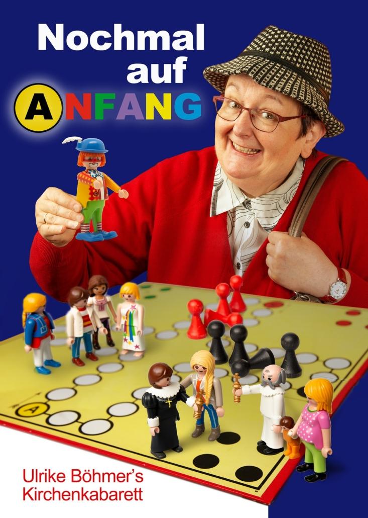 Das Plakat zeigt die Kirchnekabarettistin Ulrike Böhmer an einem Mensch-Ärgere-Dich-Nicht-Spiel mit Playmobil-Figuren.