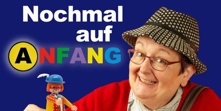 Das Plakat zeigt die Kirchnekabarettistin Ulrike Böhmer an einem Mensch-Ärgere-Dich-Nicht-Spiel mit Playmobil-Figuren.
