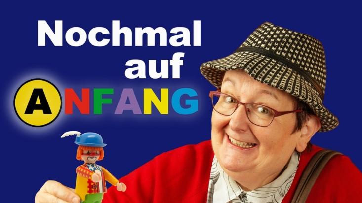 Das Plakat zeigt die Kirchnekabarettistin Ulrike Böhmer an einem Mensch-Ärgere-Dich-Nicht-Spiel mit Playmobil-Figuren.
