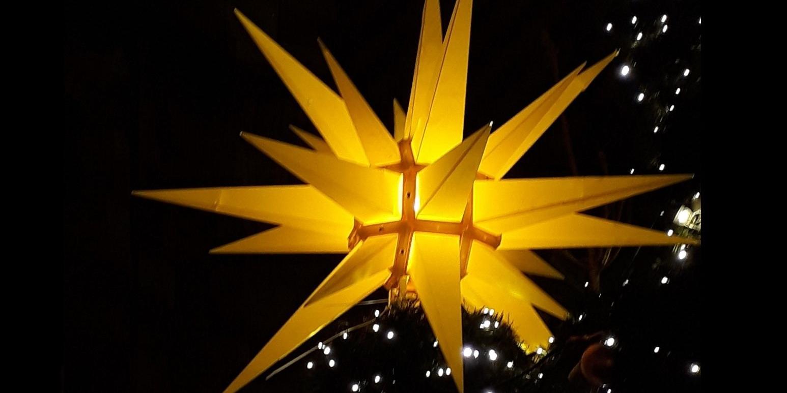 ökum. Adventsandacht Rengsdorf: 9. Dezember 2026 Das Plakat zeigt neben den Informationen zur Veranstaltungen das Bild eines gelberleuchteten Herrnhuter Weihnachtsstern.