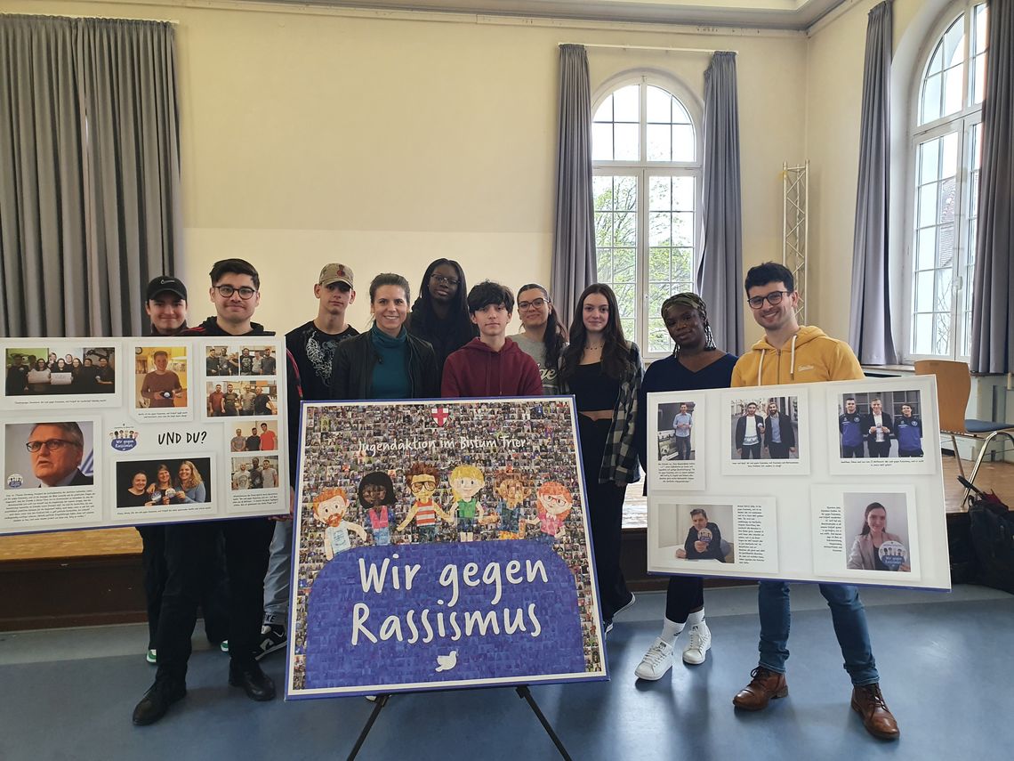 Jugendliche mit Ausstellungsplakaten