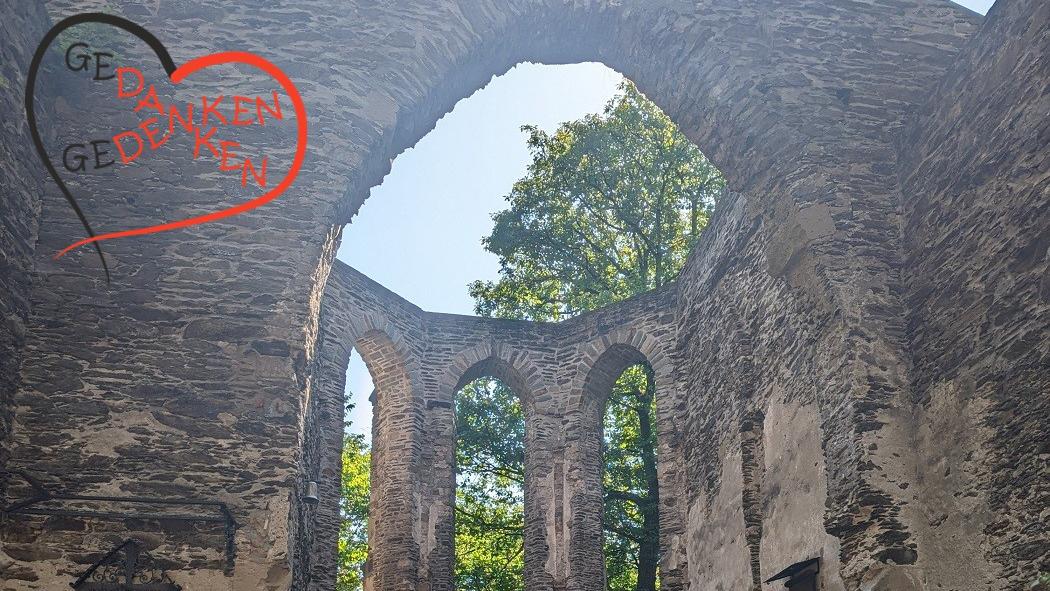 Blick in die Ruine der Wallfahrtskapelle Hausenborn