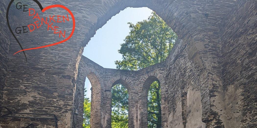 Blick in die Ruine der Wallfahrtskapelle Hausenborn