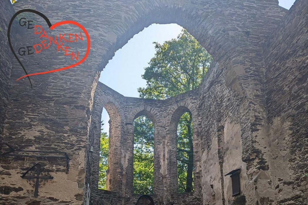 Blick in die Ruine der Wallfahrtskapelle Hausenborn