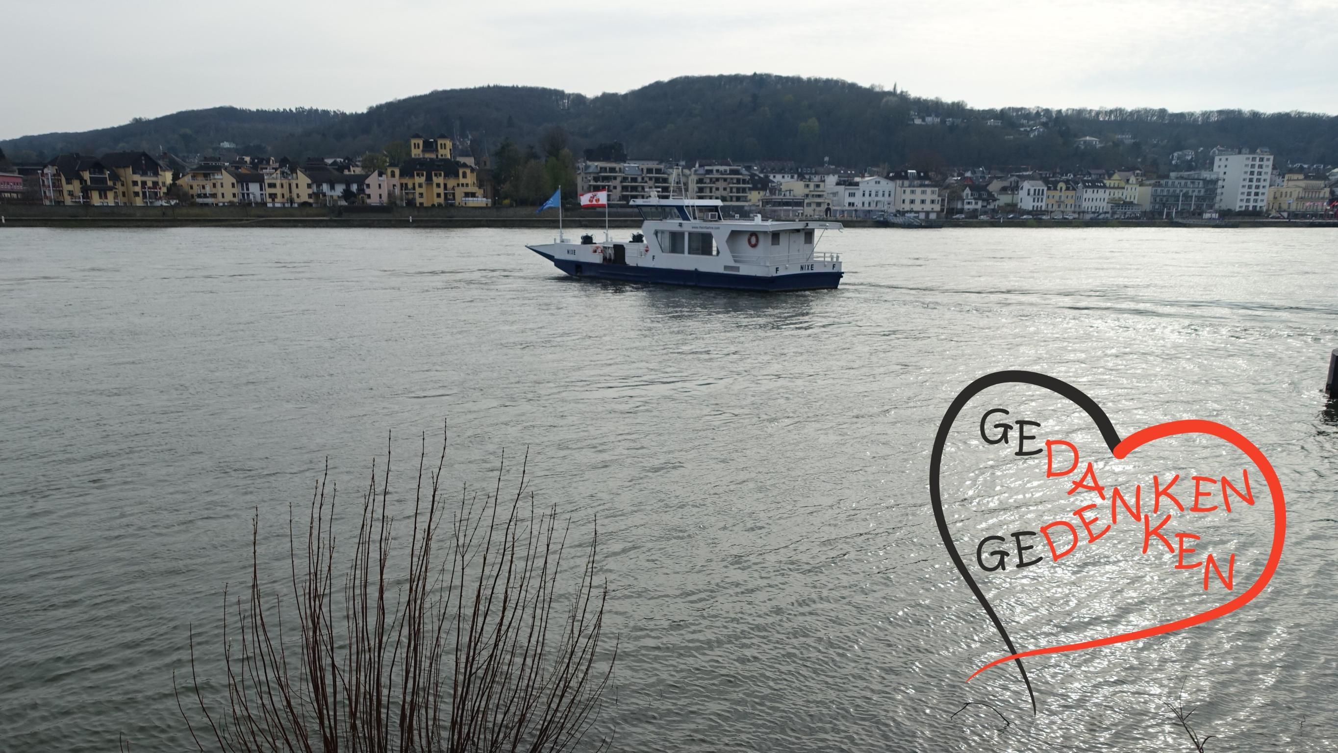 Die Fähre 'Nixe' fährt im Abendlicht über den Rhein nach Remagen.